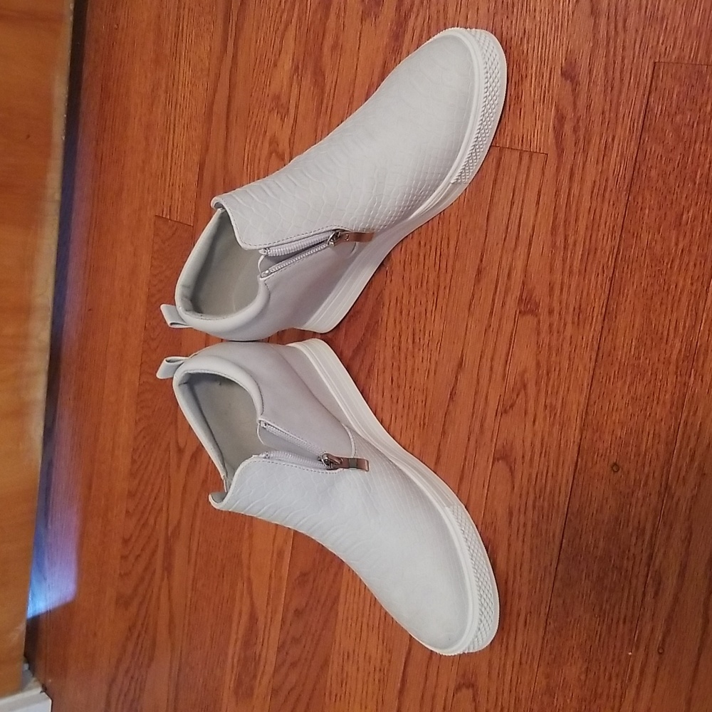 NWOT Joli wedge sneaker/booties with zip, size 8